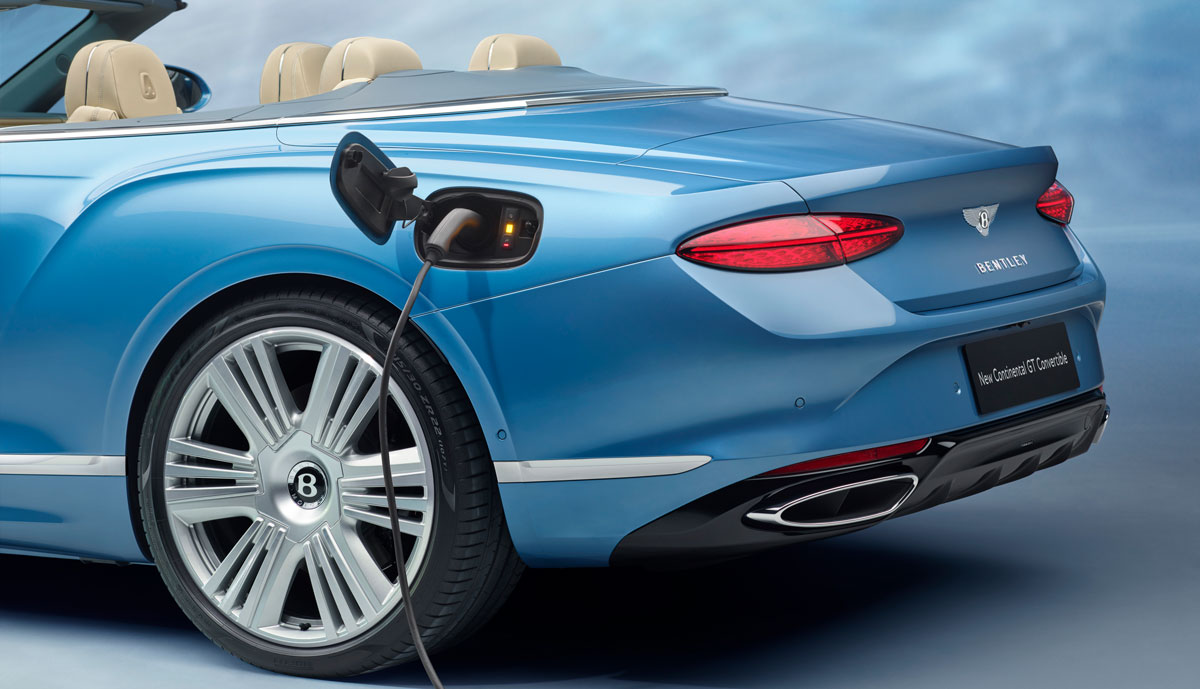 Bentley-Plug-in-Hybrid-laedt