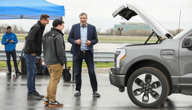 Ford-F-150-Lightning-Customer-Ride-and-Drive-event_02