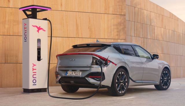 Kia-EV6-Ionity-Lasesaeule
