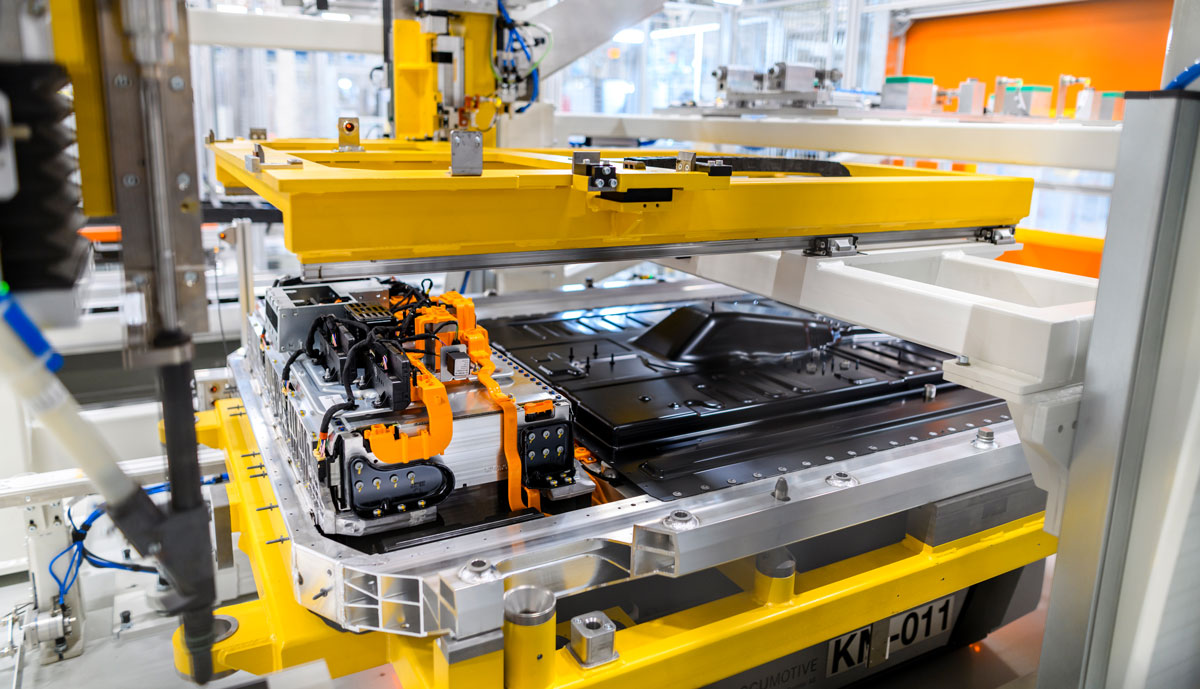 Mercedes-Elektroauto-Batteriemontage