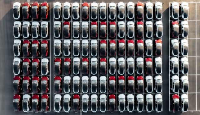 Tesla-Elektroautos-auf-Parkplatz-von-oben-fotografiert