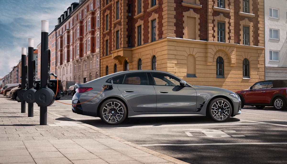 BMW-i4-laedt