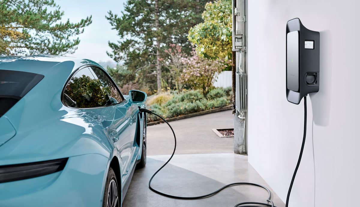 Porsche-Taycan-laedt-an-Wallbox
