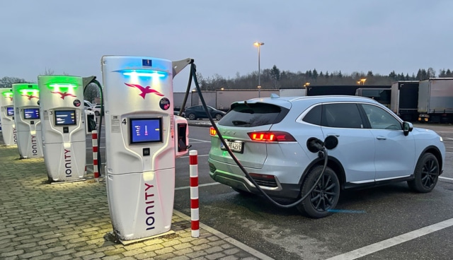 ADAC-Elektroauto-laedt
