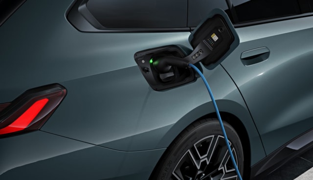 BMW-i5-laedt
