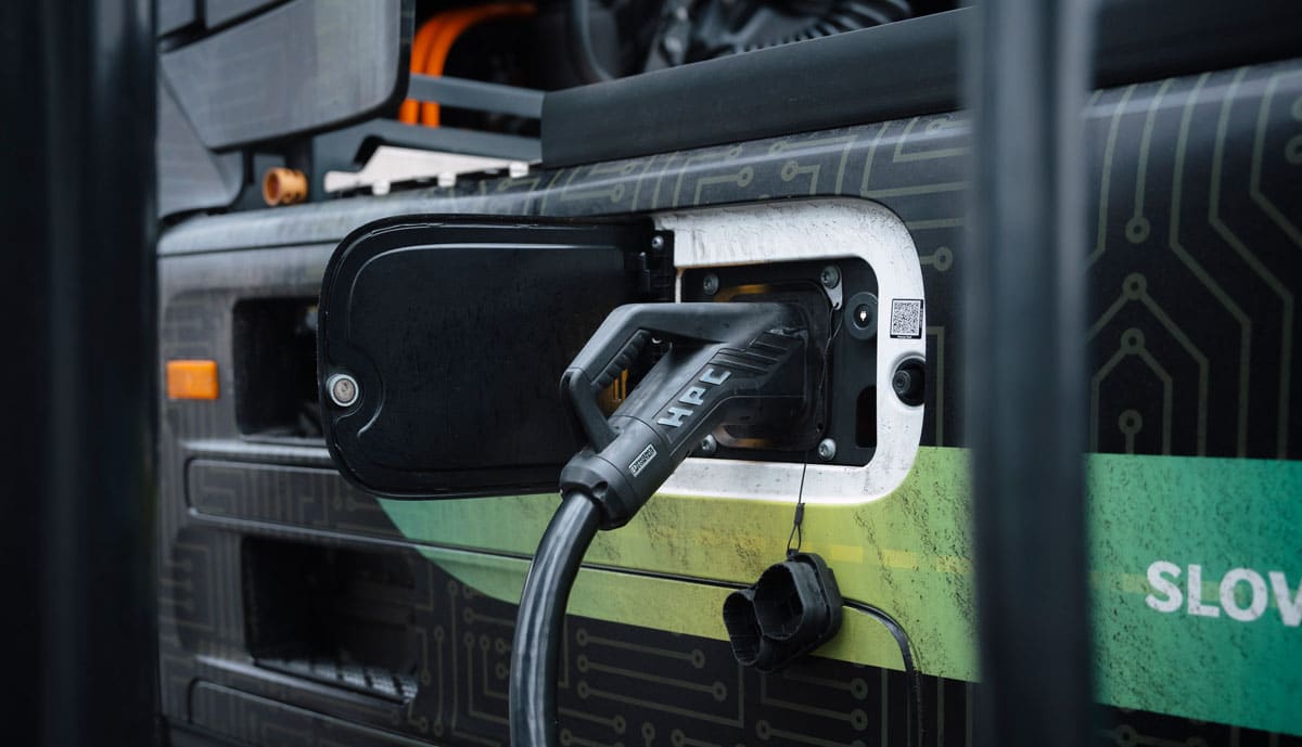 Mercedes-eActros-laedt