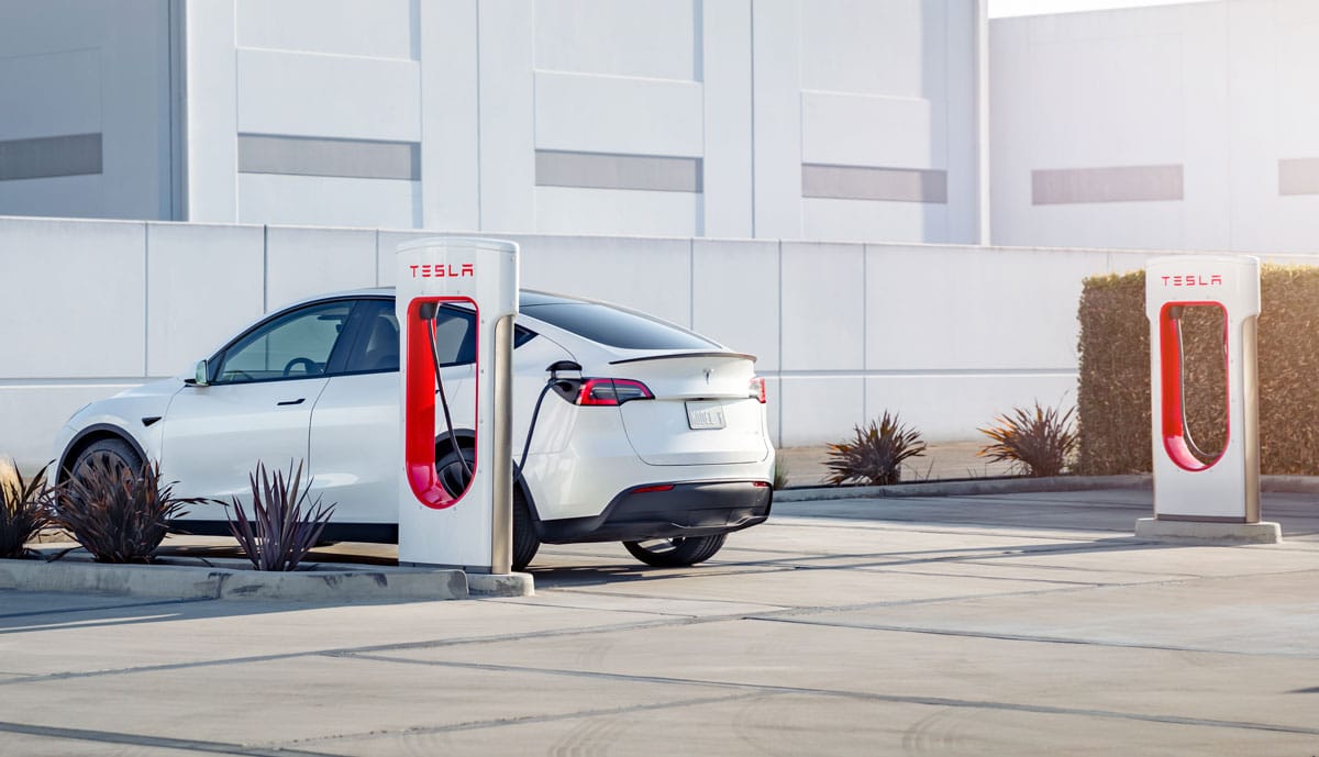 Tesla-Model-Y-an-Supercharger