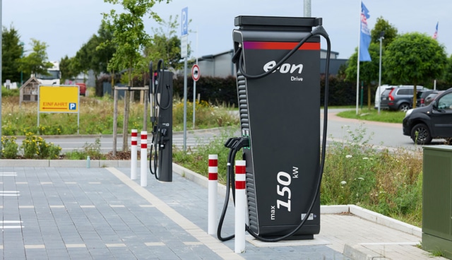 eon-ladesaeule-auf-parkplatz