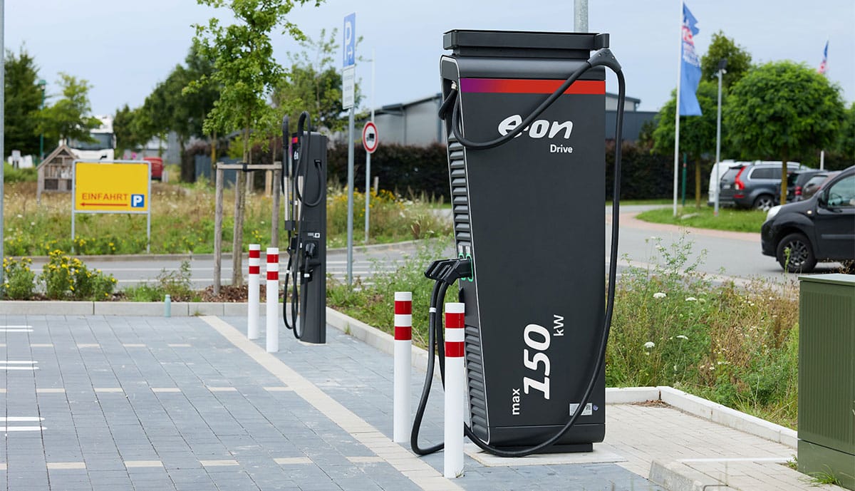 eon-ladesaeule-auf-parkplatz