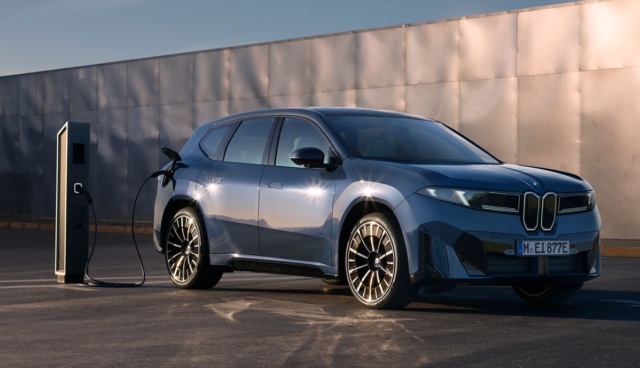 BMW-iX3-2025-laedt