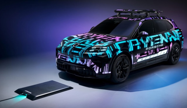Porsche-kabelloses-Elektroauto-Laden-Cayenne