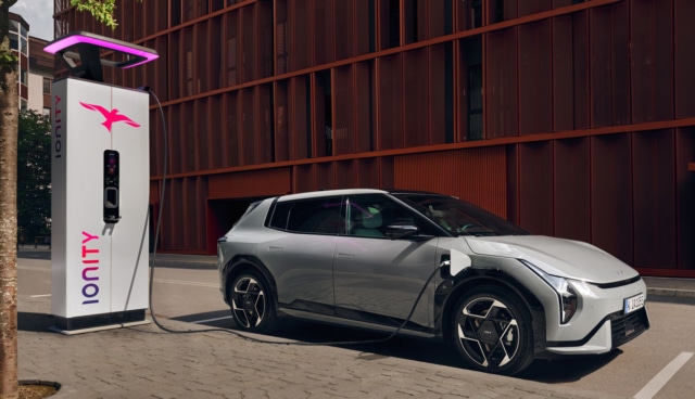 Kia-EV4-laedt