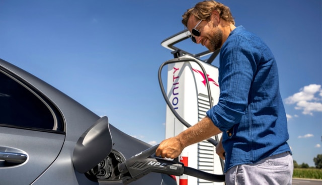 Mercedes-Plug-in-Hybrid-wird-geladen