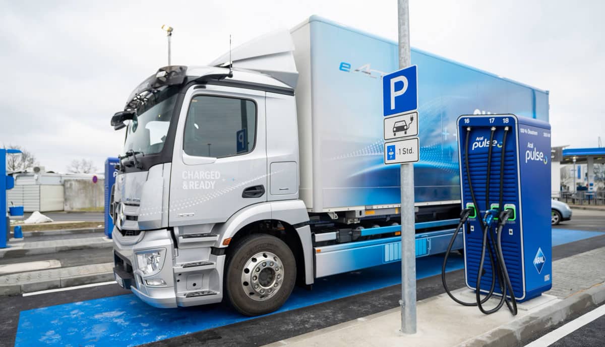 Aral-Elektro-Lkw-laedt