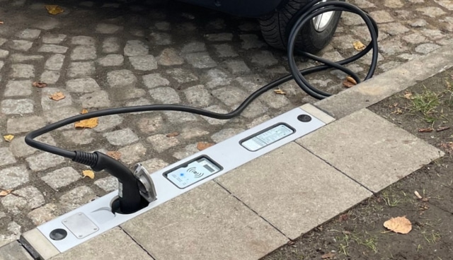 _BS-Energy-testet-E-Auto-Laden-am-Bordstein-2025-12