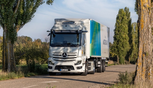 Mercedes-Benz-eActros-400-