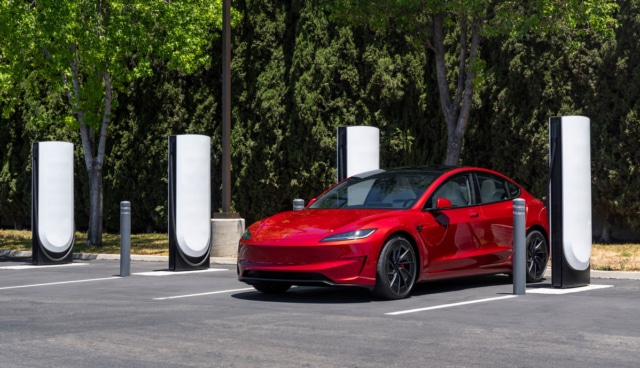 Tesla-Model-3-an-V4-Supercharger