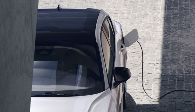 Volvo-C40-Recharge-laedt