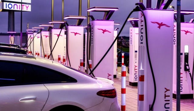 IONITY-Station-am-Abend