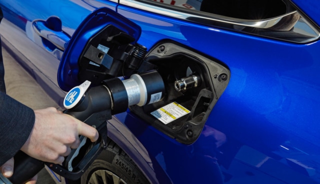 Toyota-Mirai-tankt-Wasserstoff