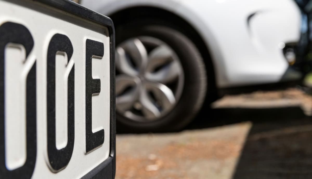 iStock-Elektroauto-Kennzeichen