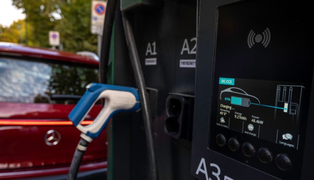 Mercedes-EQB-laedt-1