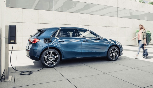 Mercedes-Plug-in-Hybrid-laedt