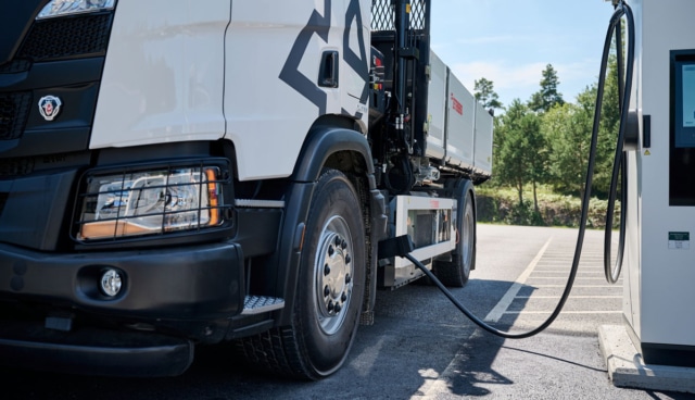 Scania-Lkw-laedt