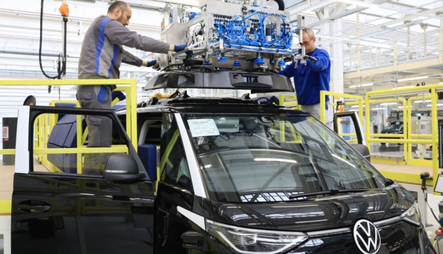 VW-ID-Buzz-AD-wird-montiert