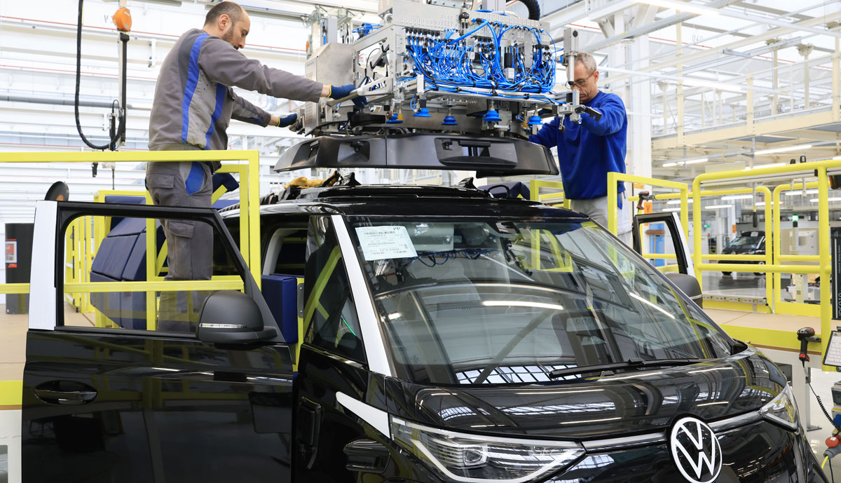 VW-ID-Buzz-AD-wird-montiert