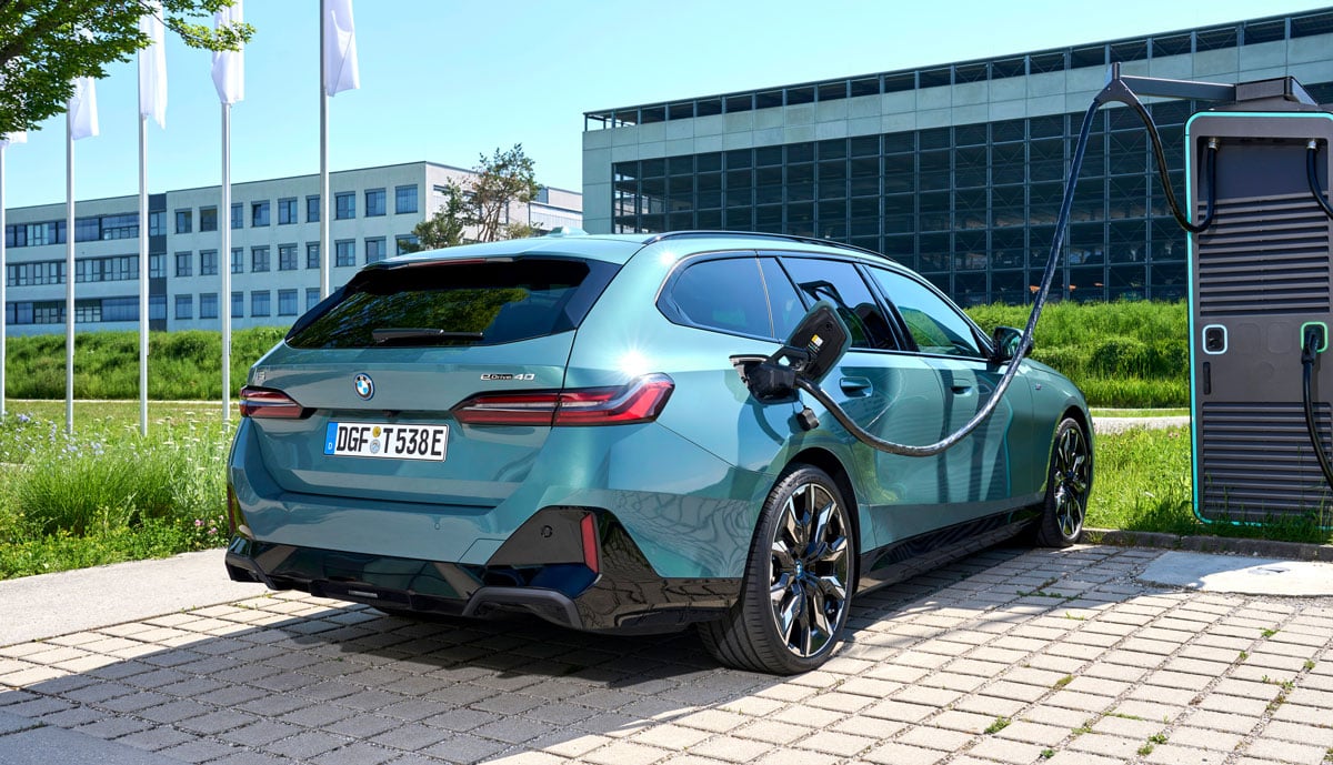 BMW-i5-Touring-laedt