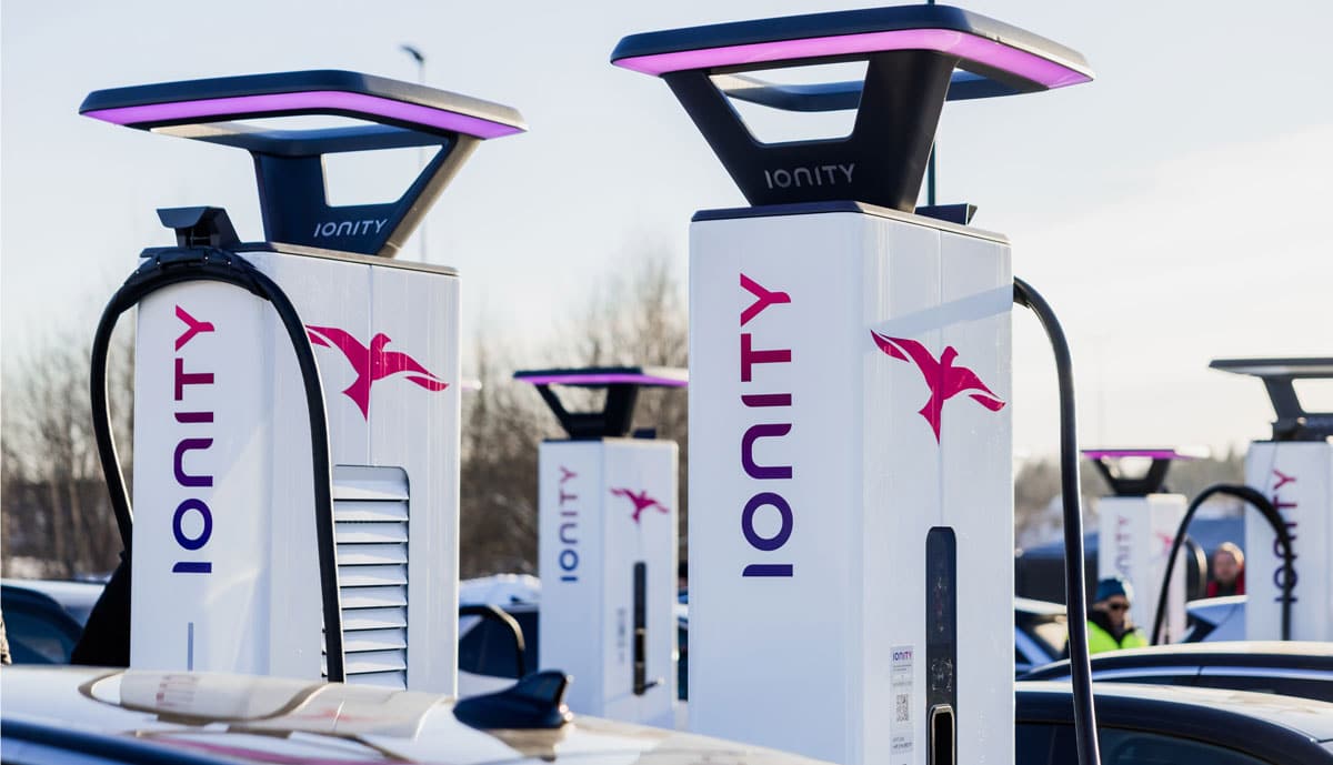 Ionity baut sein europäisches Schnellladenetz aus. Bis 2030 sollen 30 Prozent der dann rund 1300 Stationen in städtischen Gebieten liegen.