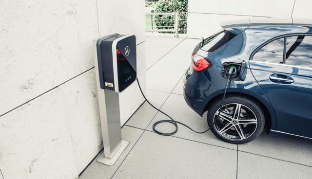 Mercedes-A250e-laedt