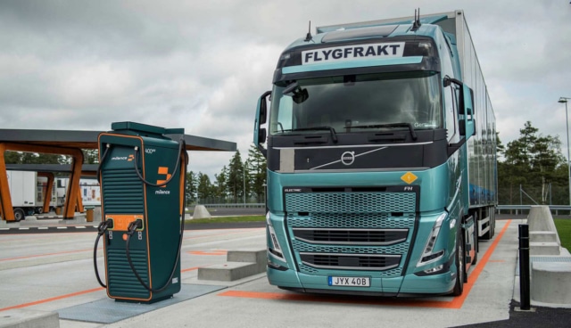 Milence-Elektro-Lkw-Volvo-laedt