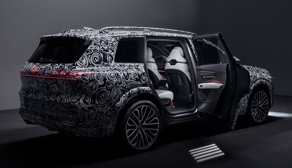 Audis neues großes SUV Q9 setzt auf bis zu sieben Sitze, elektrische Türen, Panorama-Schiebedach, 4D-Sound und hochwertige Materialien innen.