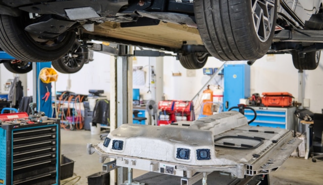 BMW-Elektroauto-Batterie-ausbauen