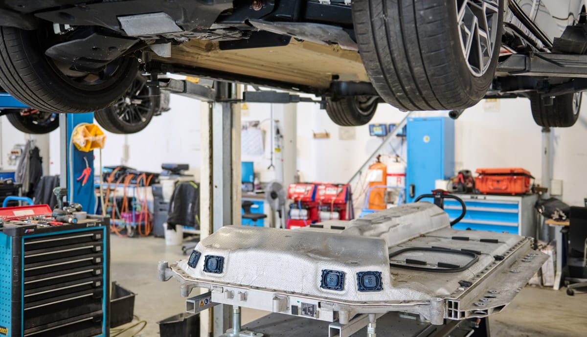 BMW-Elektroauto-Batterie-ausbauen