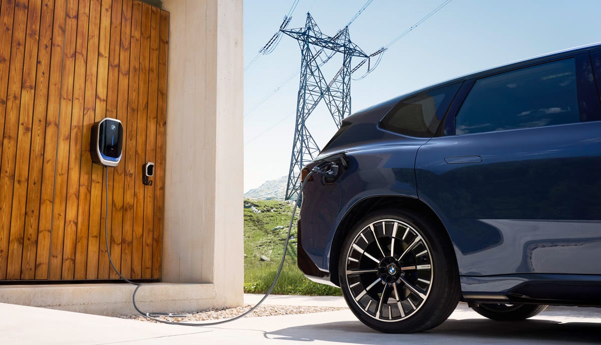 BMW-iX3-Bild,-mit-BMW-Wallbox-Professional-und-Strommast