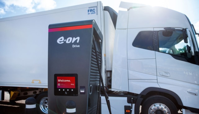 Elektro-Lkw-laedt-bei-E.On