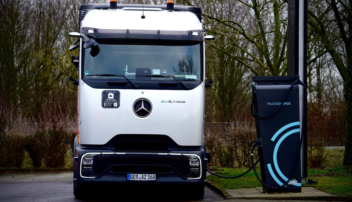 Mercedes-eActros-laedt