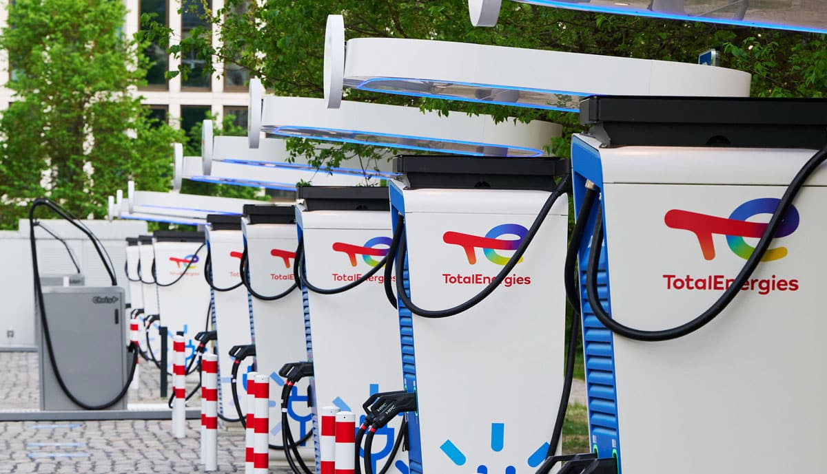 TotalEnergies eröffnet Flagship-Ladehub am Berliner Hauptbahnhof