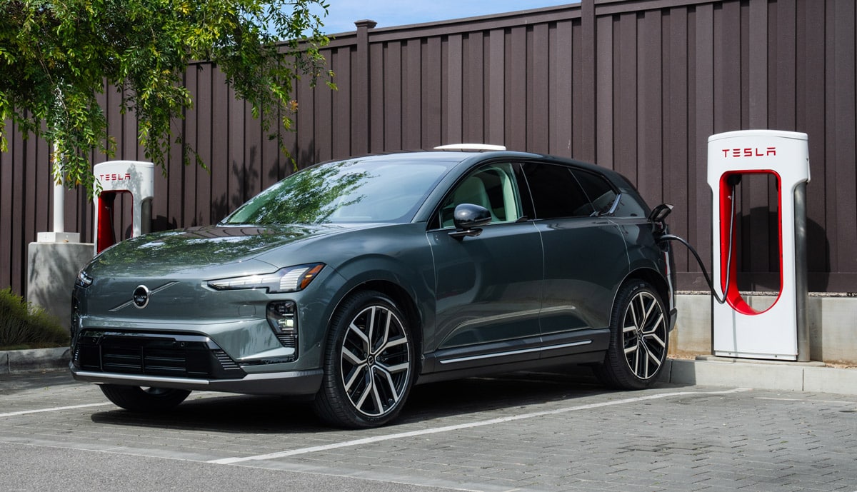 Volvo-charging-at-Tesla-Supercharger