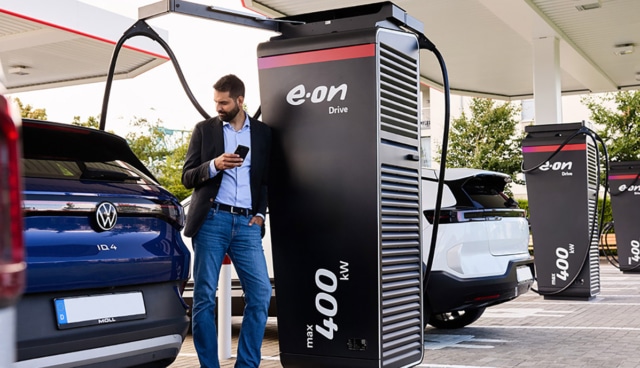 mann-laedt-auto-an-schnellladestation