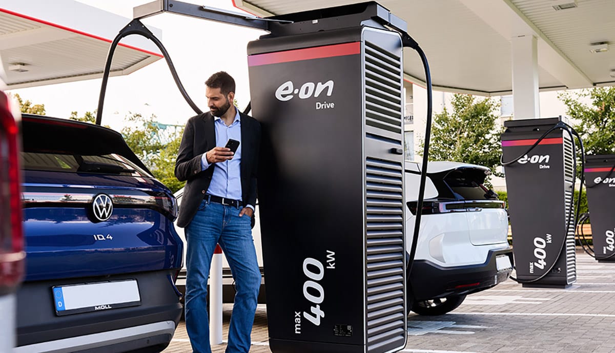 mann-laedt-auto-an-schnellladestation
