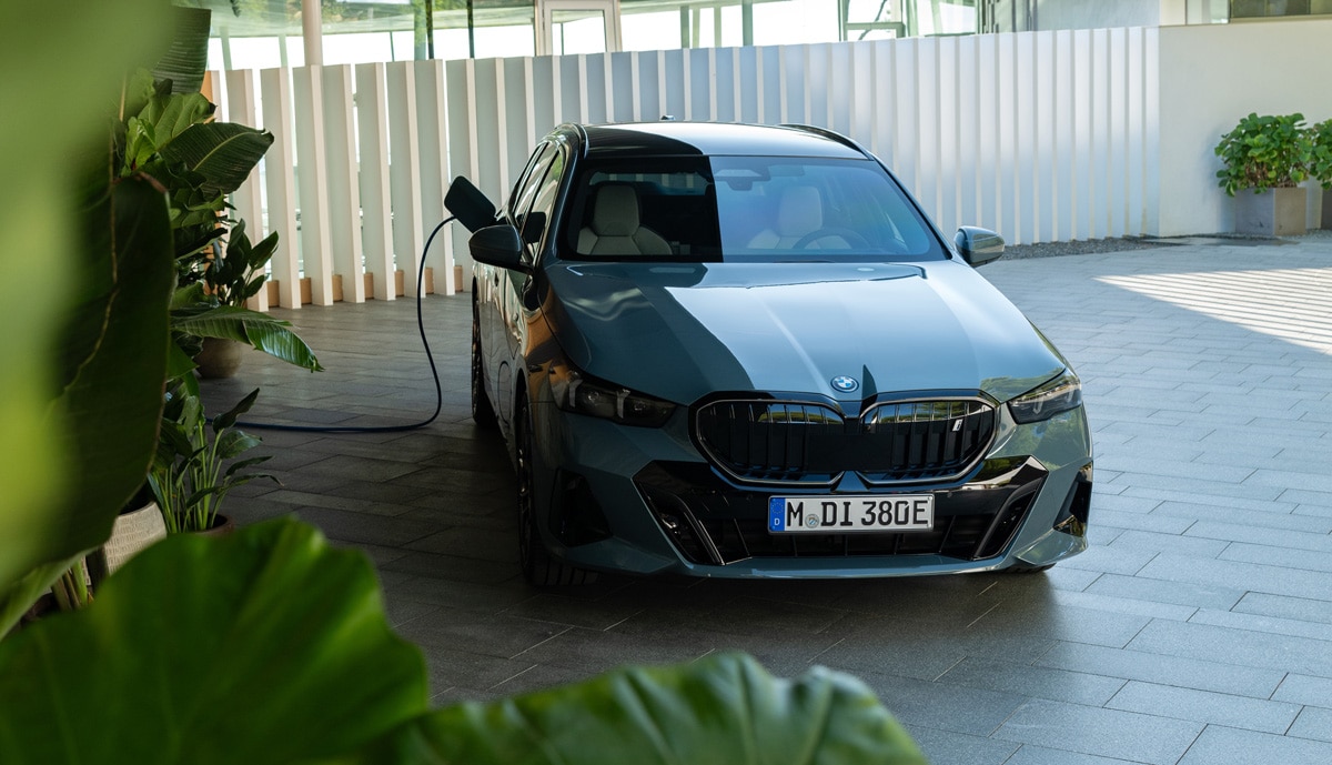 BMW-i5-Kombi-laedt