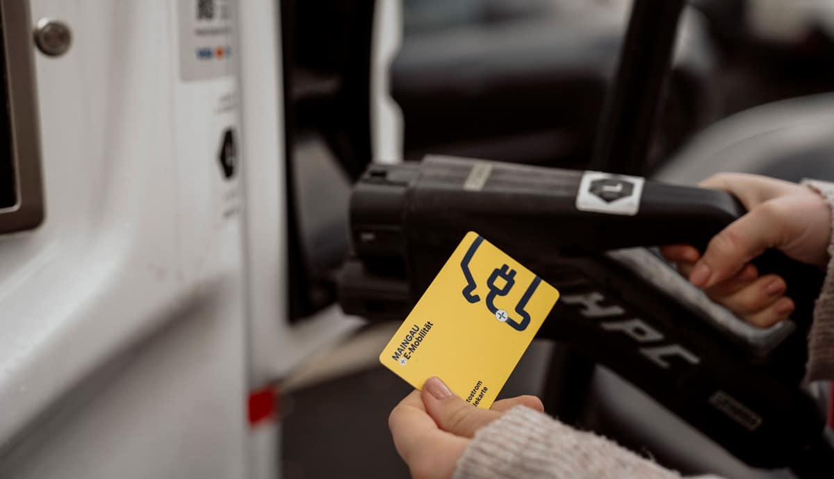 Maingau Autostrom passt zum 1. Juli 2026 sein Preismodell an und erweitert zugleich die Anzahl der Ladepunkte im Niedrigpreis. Kunden profitierten von