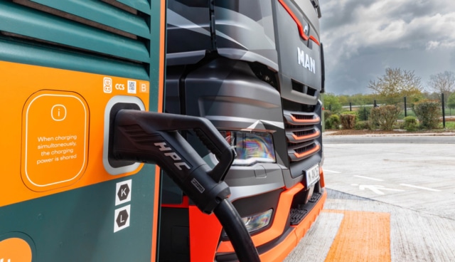 Man-E-Lkw-laedt