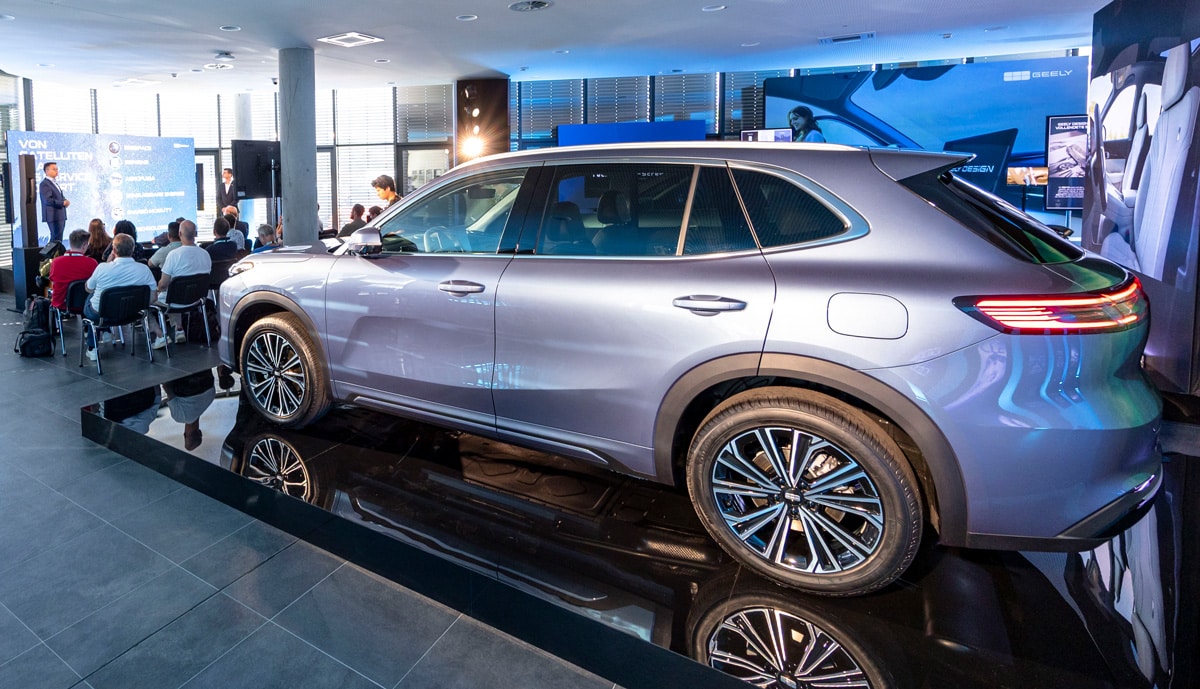 Geely aus China startet in Deutschland mit E5 und Starray EM-i, setzt auf lokale Entwicklung, Serviceaufbau und über zehn Modelle bis 2028.