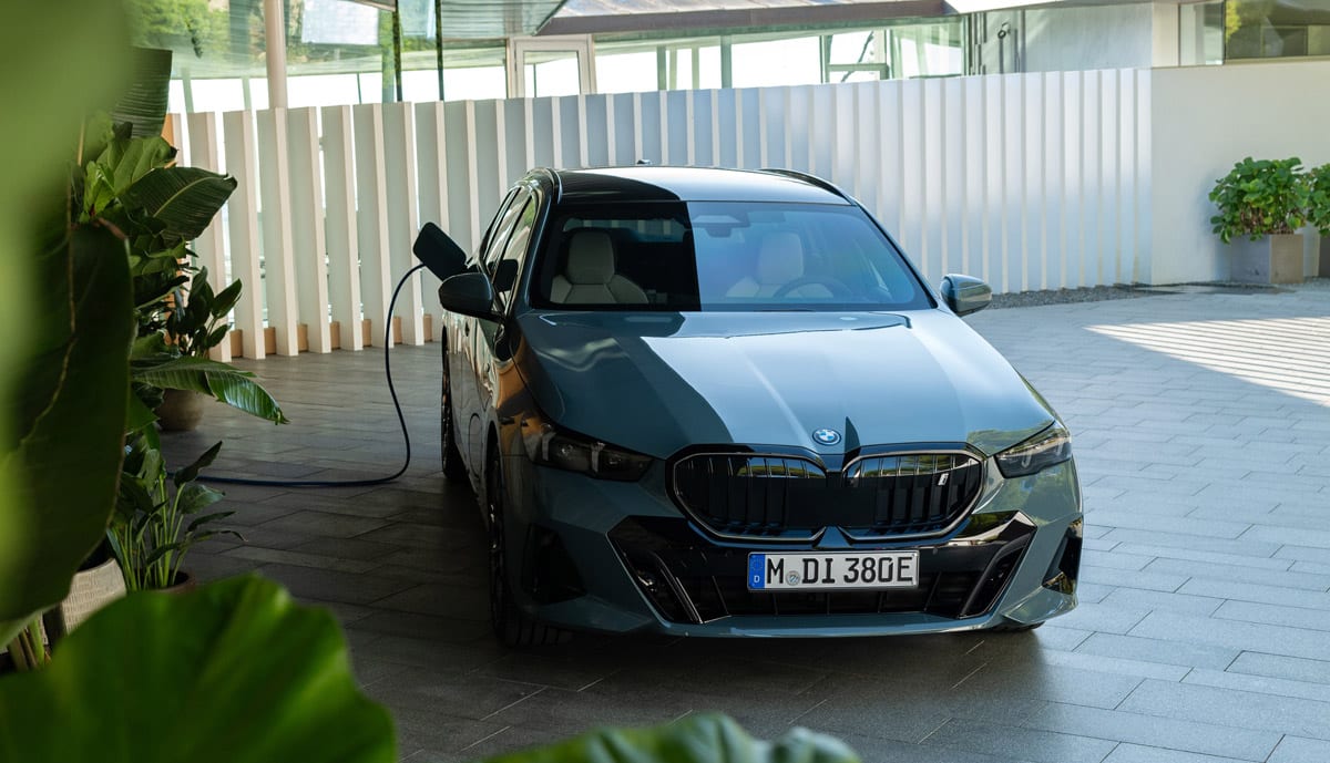 BMW-i5-Touring-laedt
