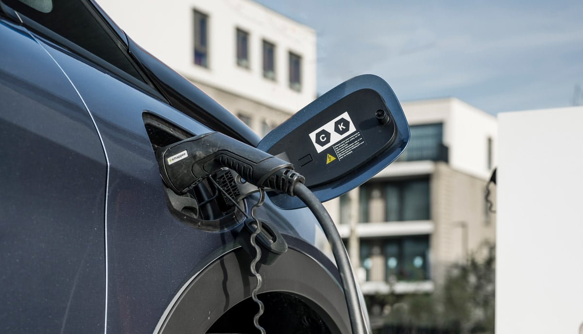Im Juni 2026 wurden weltweit 2,0 Millionen Elektroautos und Plug-in-Hybride verkauft, wie die Analysefirma Benchmark Materials berichtet.